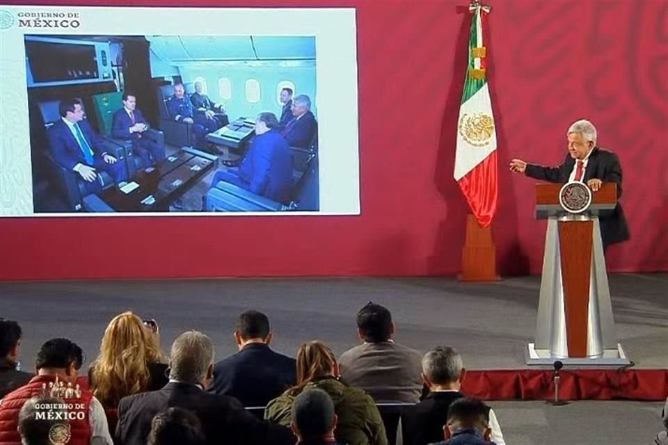 AMLO exhibió una fotografía del ex Presidente Enrique Peña Nieto a bordo del TP-01; afirmó que esos tiempos eran de 'faraones'.
