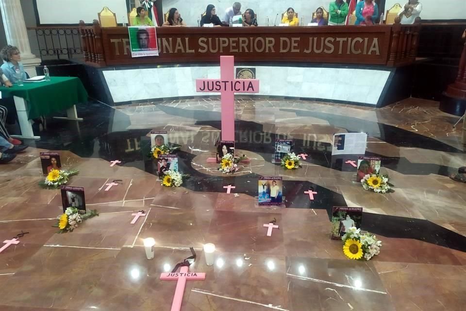 En el lugar, se colocaron pequeñas cruces con las fotografías de mujeres que han sido asesinadas en Guerrero y cuyos casos sigue sin resolver la Fiscalía General.