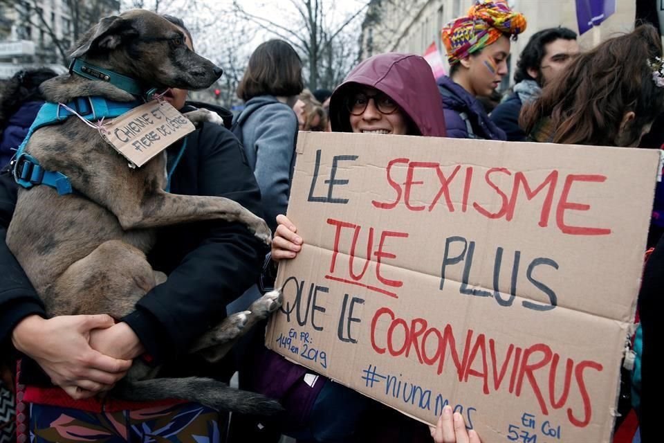 En París, Francia, exigen la igualdad en el Día Internacional de la Mujer con un cartel que dice 'El sexismo mata más que el coronavirus'.