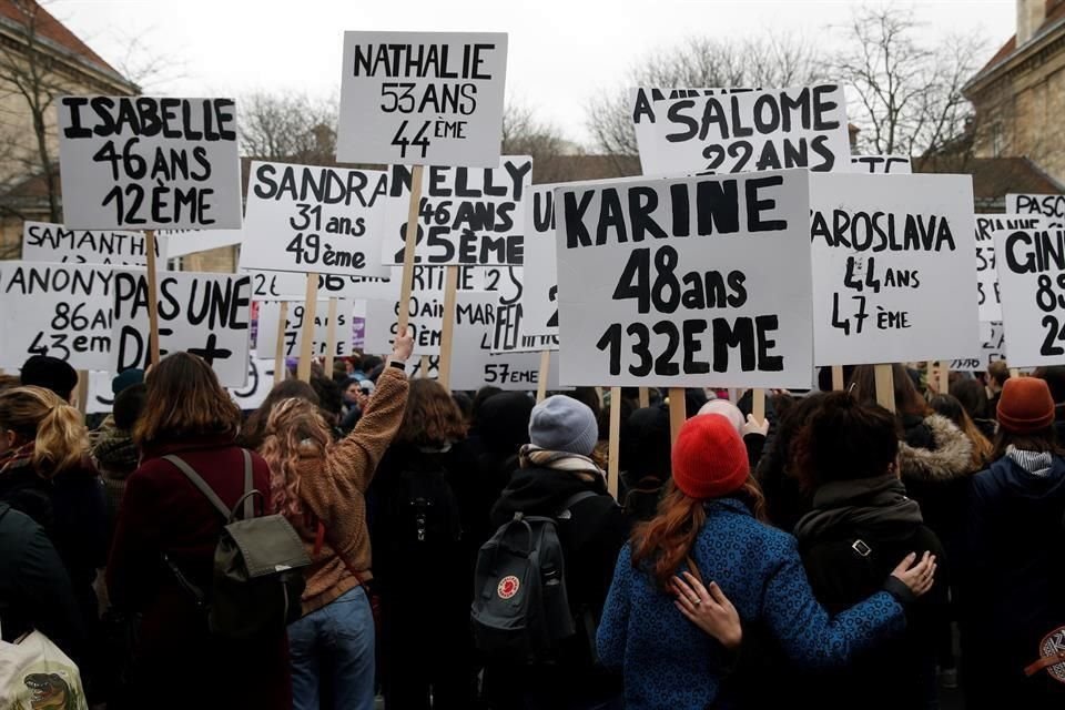 Personas sostienen pancartas con los nombres de las víctimas de feminicidio durante una protesta que exige la igualdad en el Día Internacional de la Mujer en París, Francia.