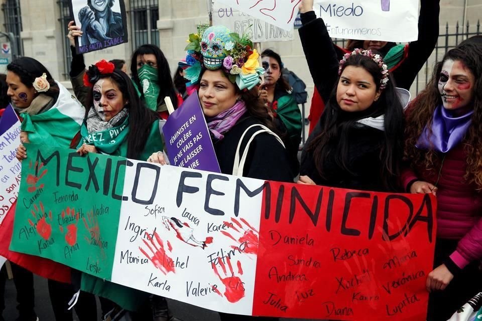 Mujeres mexicanas protestan contra el feminicidio en México, durante una protesta exigiendo la igualdad en el Día Internacional de la Mujer en París, Francia.