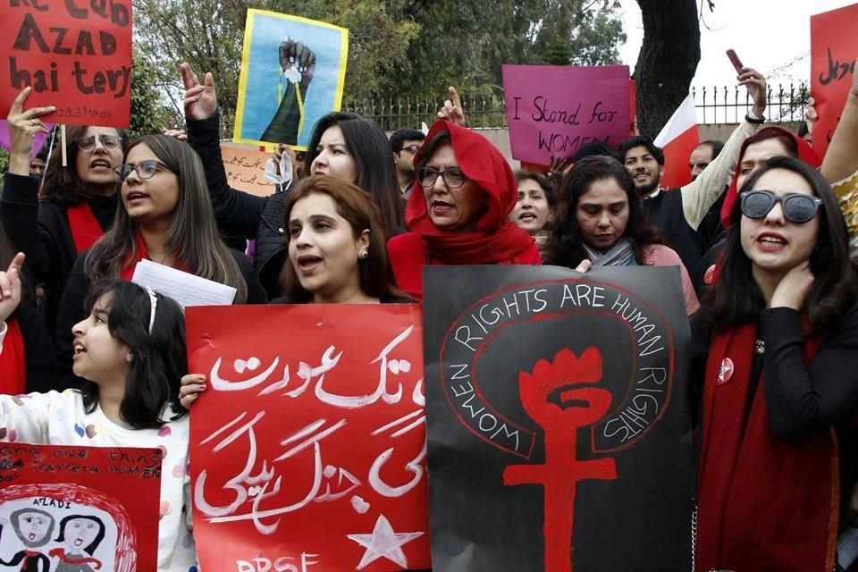Mujeres participan en una manifestación en Islamabad, Pakistán.