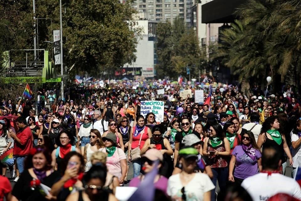 Miles de mujeres marchan este domingo durante la celebración del Día Internacional de la Mujer, en Santiago.