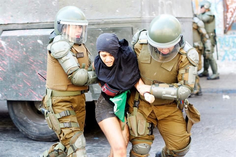 Una mujer es detenida por carabineros en Chile.