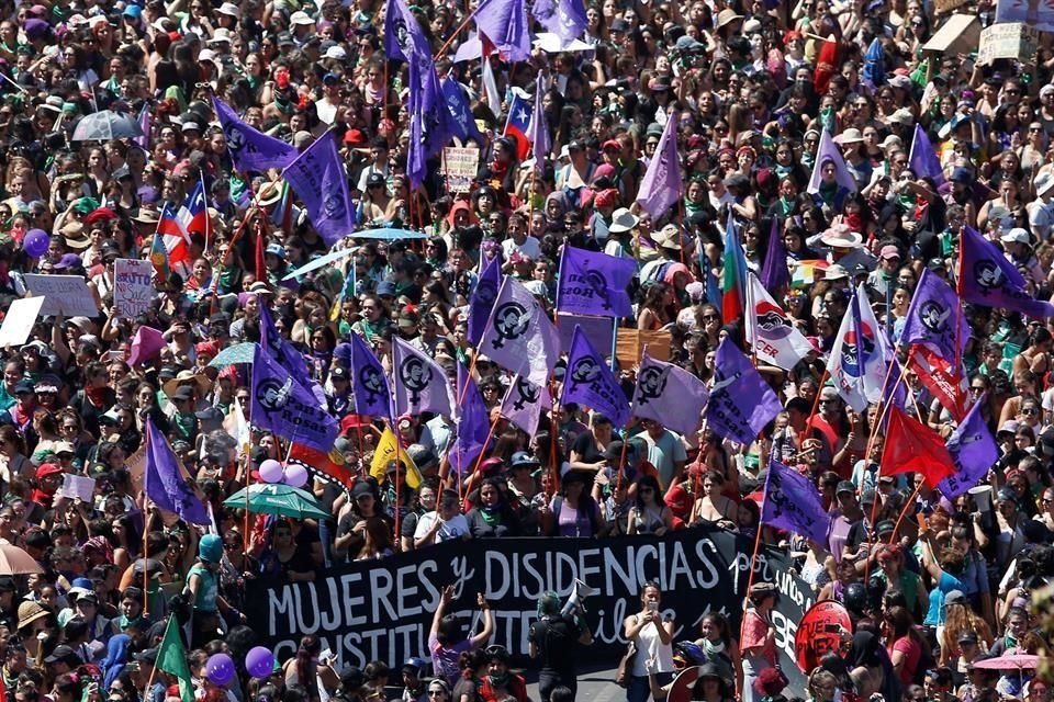 Miles de mujeres participaron en la marcha de Santiago.