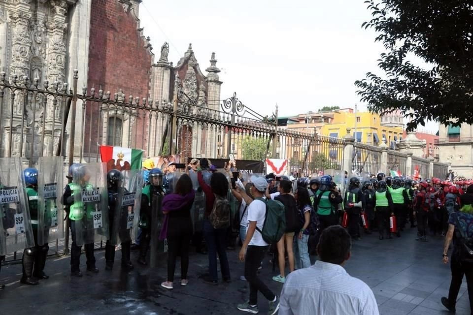 Frente a la Catedral Metropolitana se enfrentaron manifestantes y grupos religiosos.