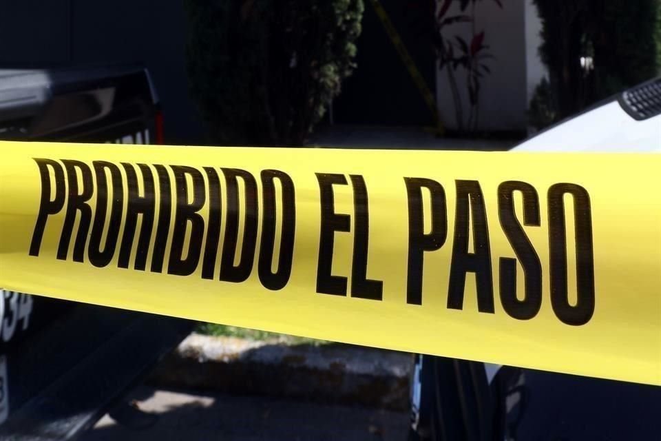 En hechos distintos, los cuerpos de dos policías fueron colgados de un puente, y un grupo armado mató a siete personas en casa en Zacatecas.