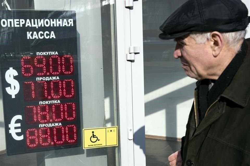 Cotización del dólar y euro en Moscú.