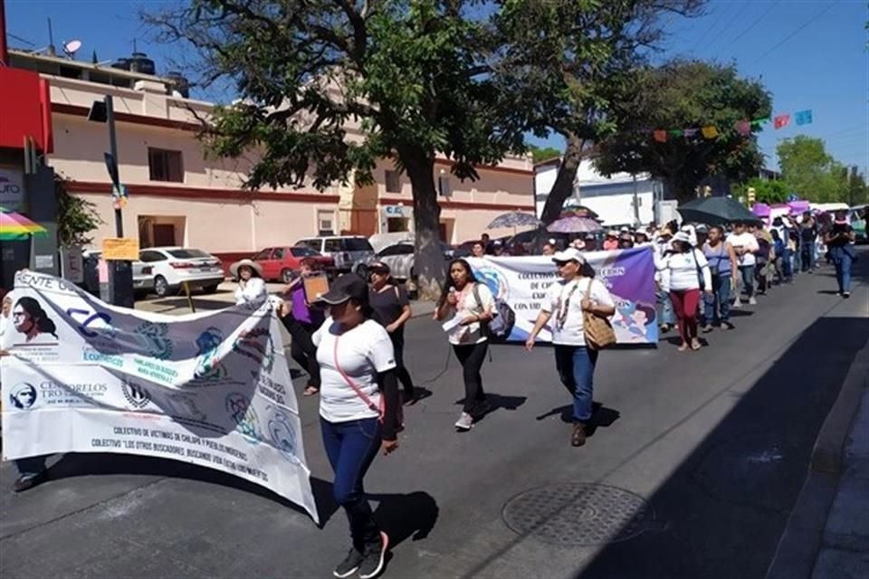 En el marco del paro nacional, mujeres realizaron una marcha en las calles de esta ciudad para exigir la presentación con vida de sus familiares que están desaparecidos.