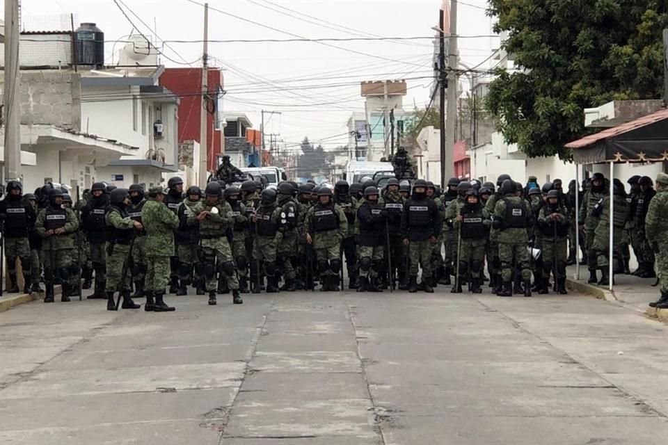 Elementos de la Guardia Nacional acudieron al Municipio de Rafael Grajales para desactivar el bloqueo.