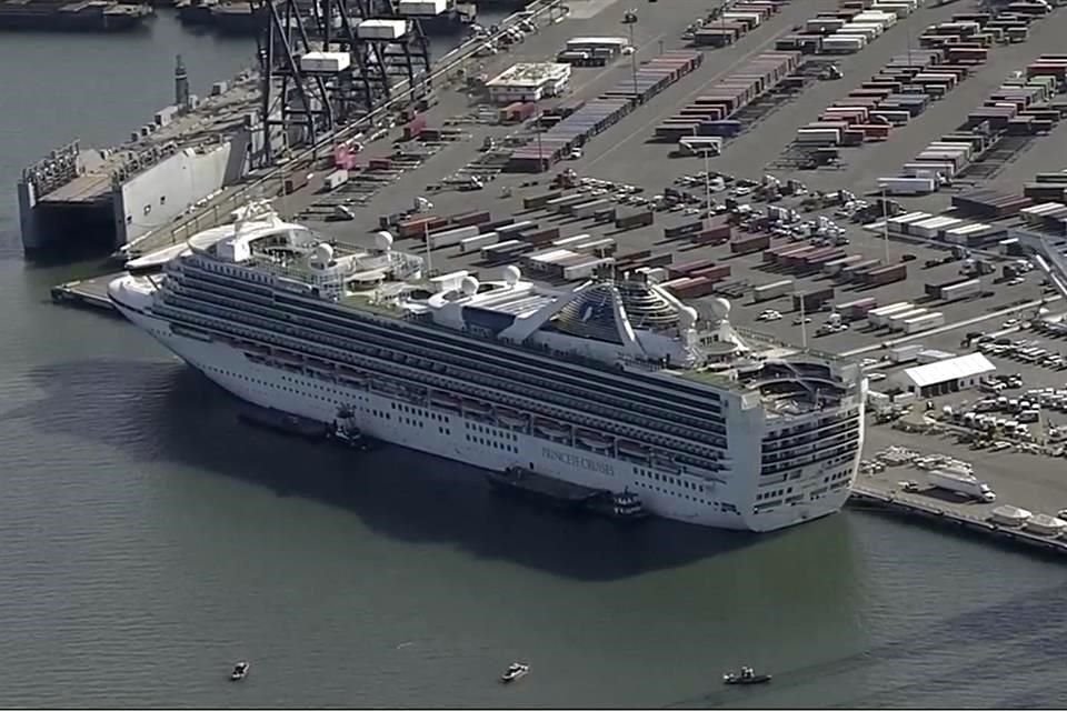 El grand Princess se encuentra en el puerto de Oakland.