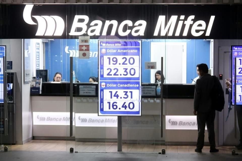 HSBC, Bank of América, BBVA y Banco Santander están en discusiones avanzadas con Mifel y un grupo de inversionistas para proporcionar 2 mil millones de dólares para la oferta por Banamex.