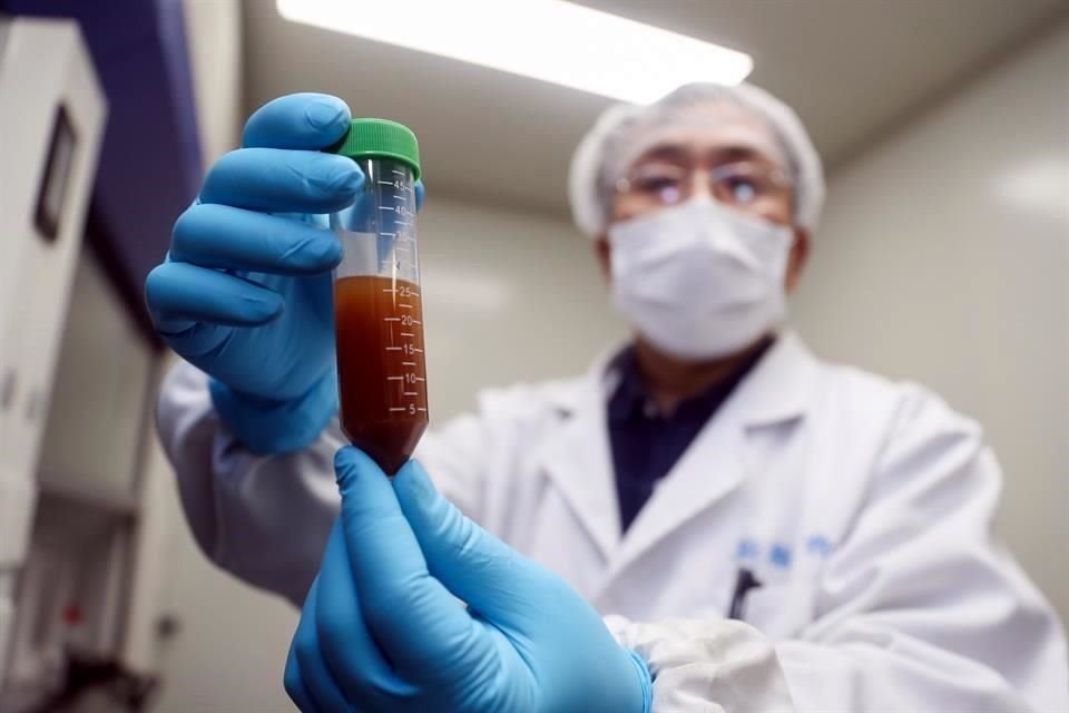 Un investigador en China muestra parte de un proyecto de desarrollo para una vacuna, en enero pasado.