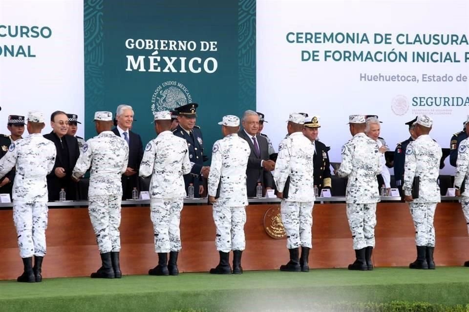López Obrador y mandos castrenses saludaron de mano a los nuevos guardias.