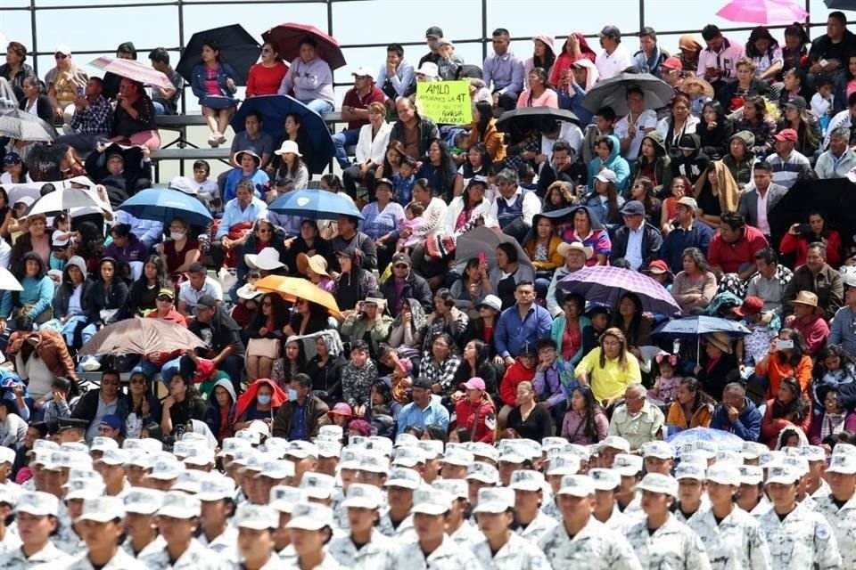 Pese al llamado de medidas de sana distancia por el coronavirus, así fueron congregados familiares de graduados en un evento sobre la Guardia Nacional que encabezó el Presidente López Obrador.