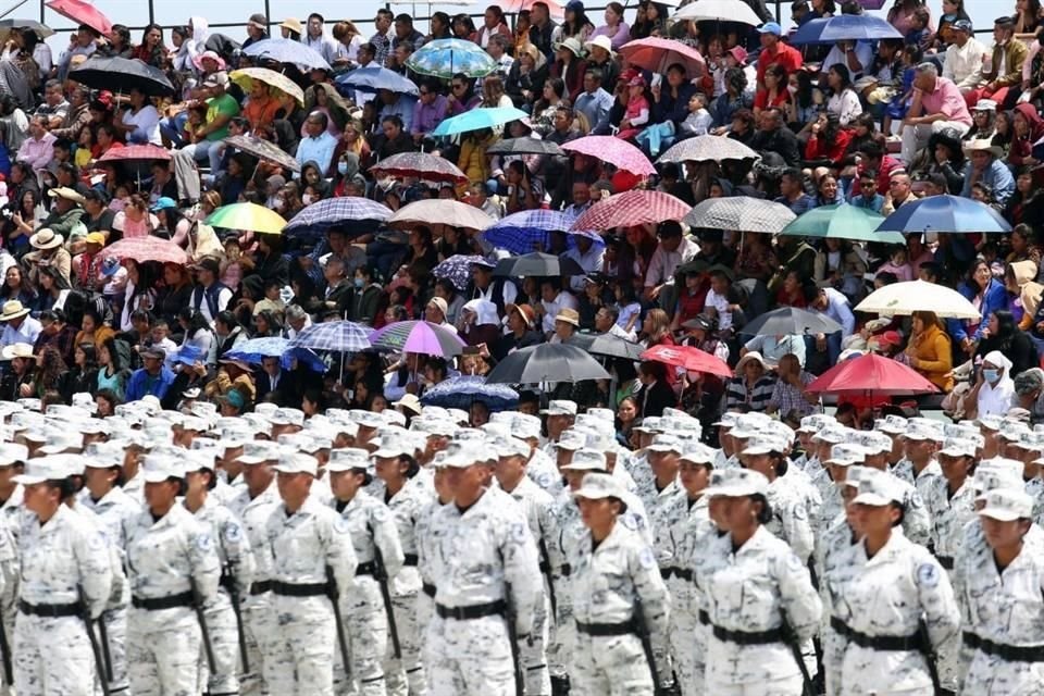 El Presidente encabezó, ante 2 mil 700 guardias y alrededor de 4 mil invitados, el acto de clausura del Cuarto Batallón del Curso de Formación Inicial para la Guardia Nacional.