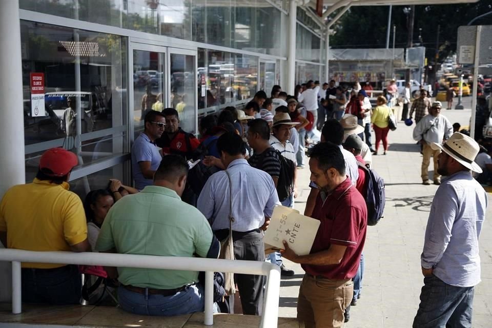 Maestros de la seccin 22 de la CNTE sitiaron la terminal de autobuses de Oaxaca para exigir una mesa de dilogo abierto con autoridades estatales.