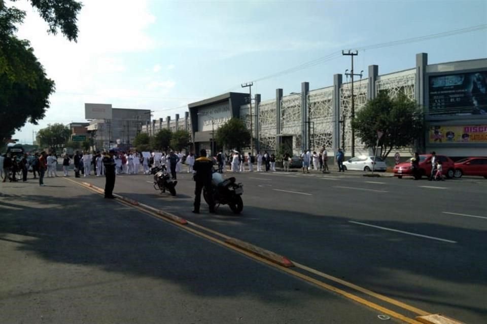 El personal de salud bloquea la vía a la altura del Centro de Convenciones Tlatelolco.