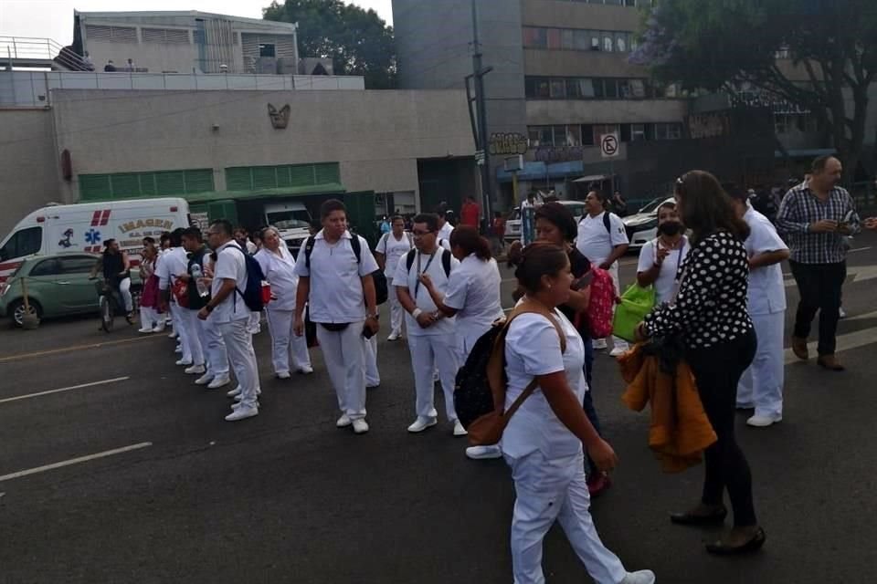 Los trabajadores del Hospital No. 27 del IMSS protestaron esta tarde para exigir insumos.