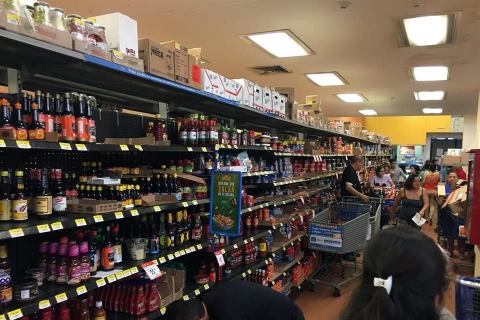 Algunos productos de alimentos y abarrotes se encuentran agotados por las compras de pánico, dijo un empleado de Walmart.