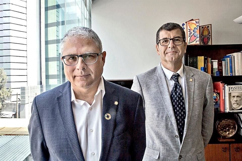 Jean Marc Gabastou y Cristian Morales Fuhrimann, responsables de la OMS y la OPS.