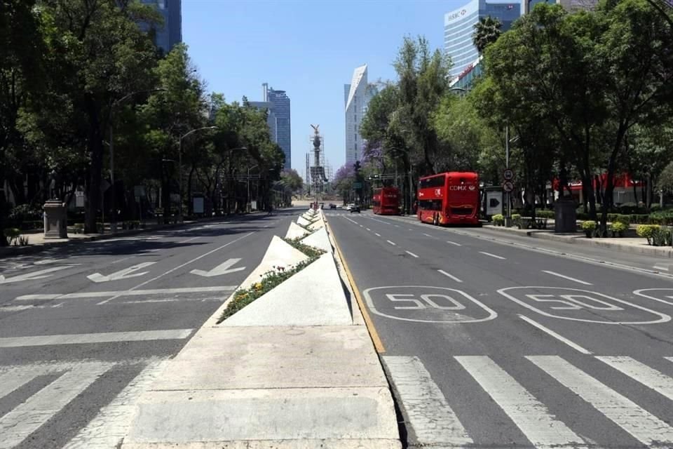 Este domingo, avenidas como Paseo de la Reforma registran muy poca afluencia vehicular.