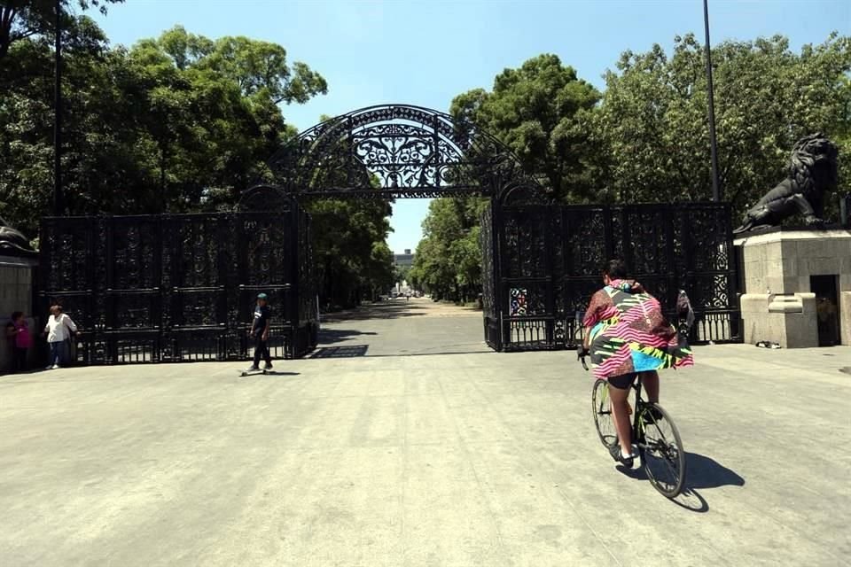 A pesar de seguir cerrados el Castillo o el zoológico de Chapultepec, los visitantes se dirigen hacia esos puntos.