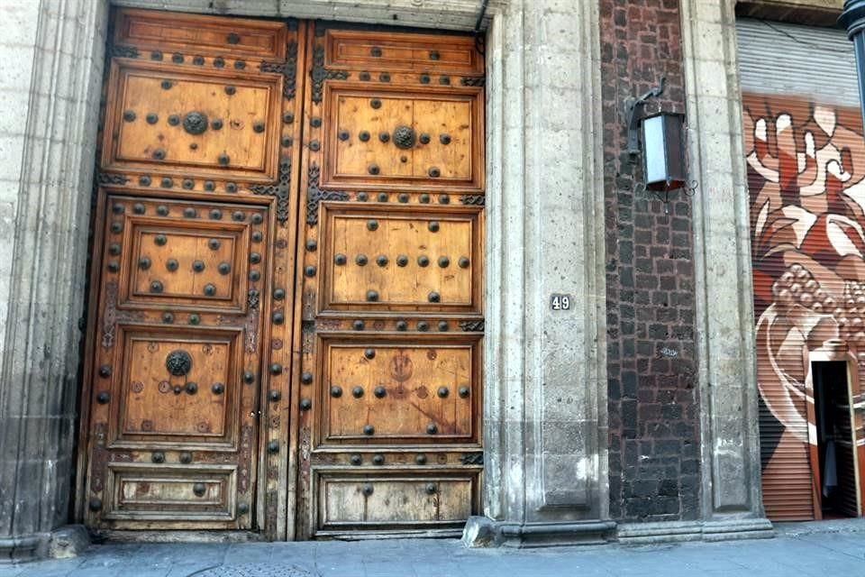 Puerta de la ex sede de la ALDF, en Venustiano Carranza 49.