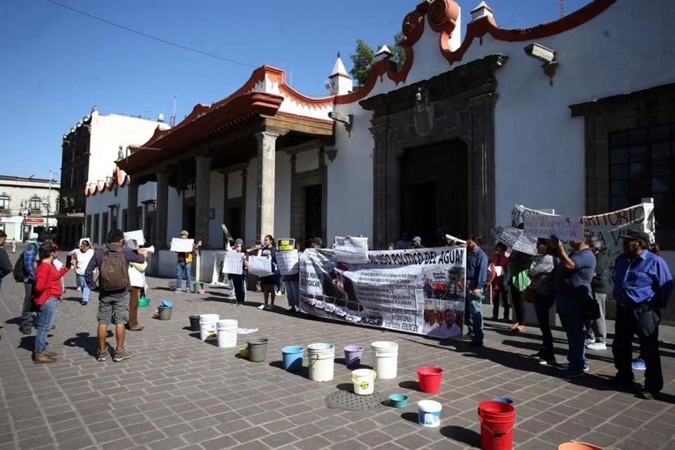 Habitantes de Pedregal de Santo Domingo protestaron afuera de la sede de Coyoacán por escasez de agua que padecen en sus casas.