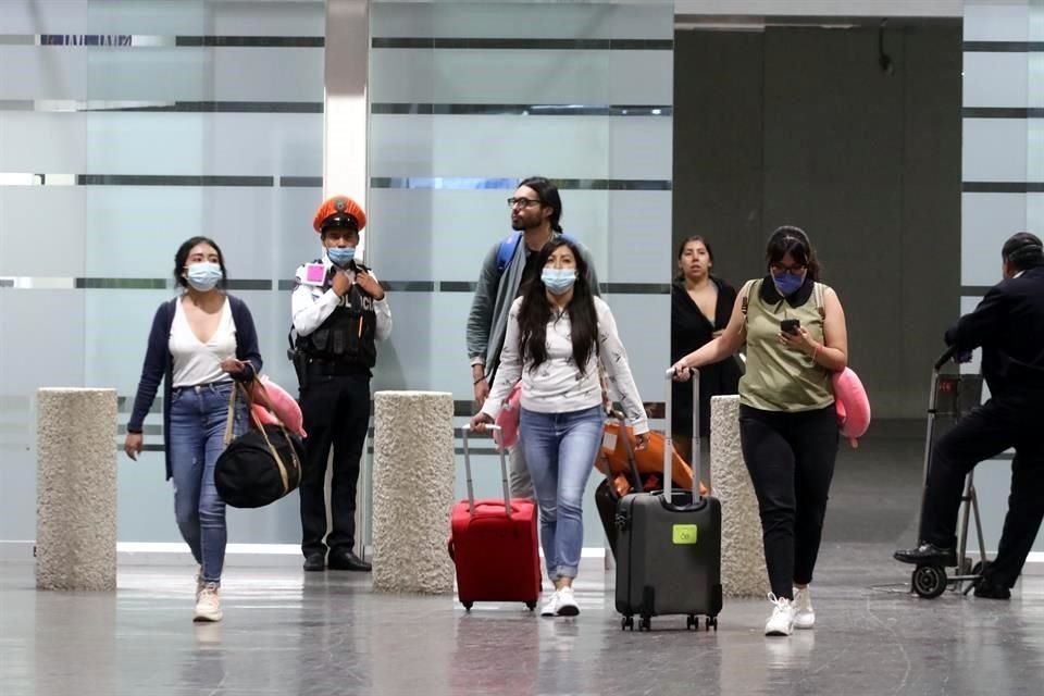 Personal del AICM y viajeros utilizan cubrebocas como medida de prevención ante la pandemia.