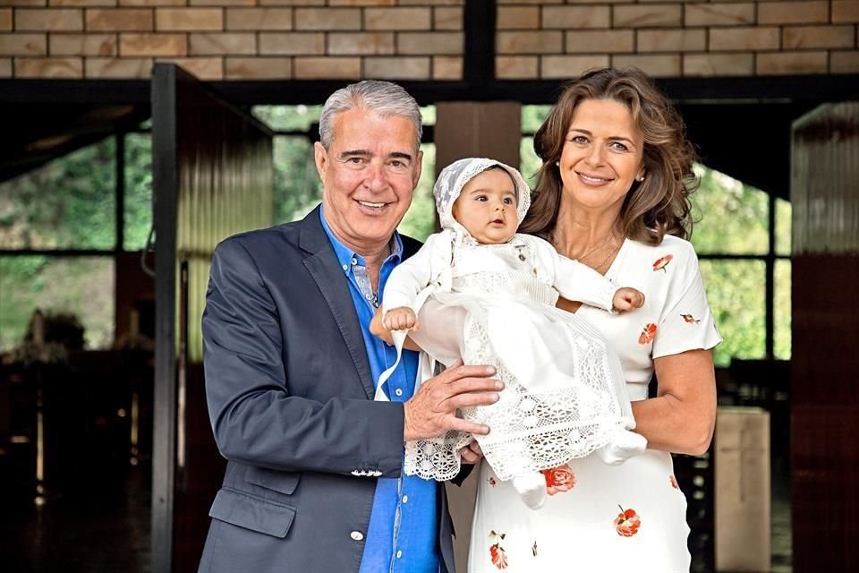 Alejandro Rojo de la Vega y Laura Velasco Mota, abuelos maternos de la festejada.