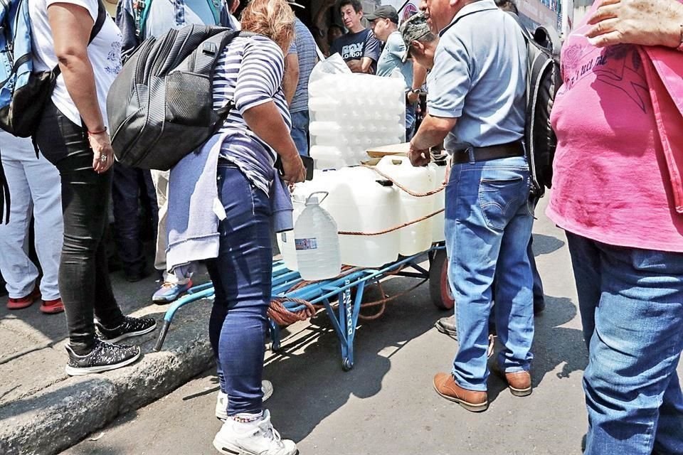 Afuera de una jarciería, en la Merced, la gente espera hasta cinco horas para comprar gel antibacterial.