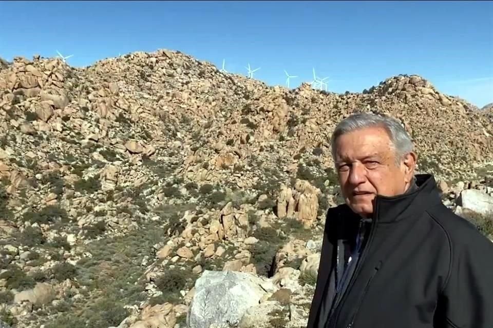 El Presidente Andrés Manuel López Obrador criticó a la iniciativa privada por colocar ventiladores para generar energía eólica en La Rumososa, Tijuana, afectando el paisaje natural.