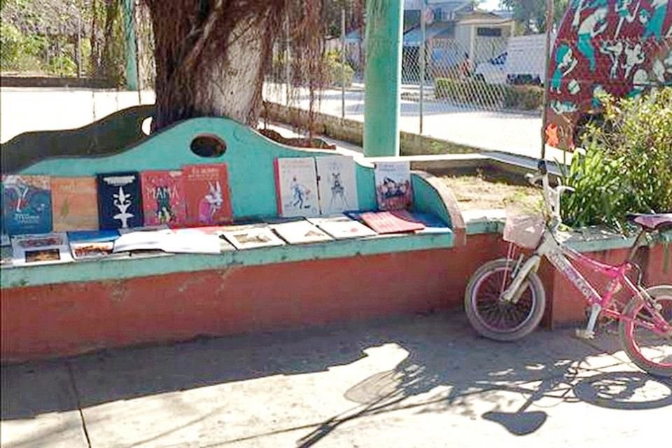 Libros a disposición de los niños en Cacalotepec.