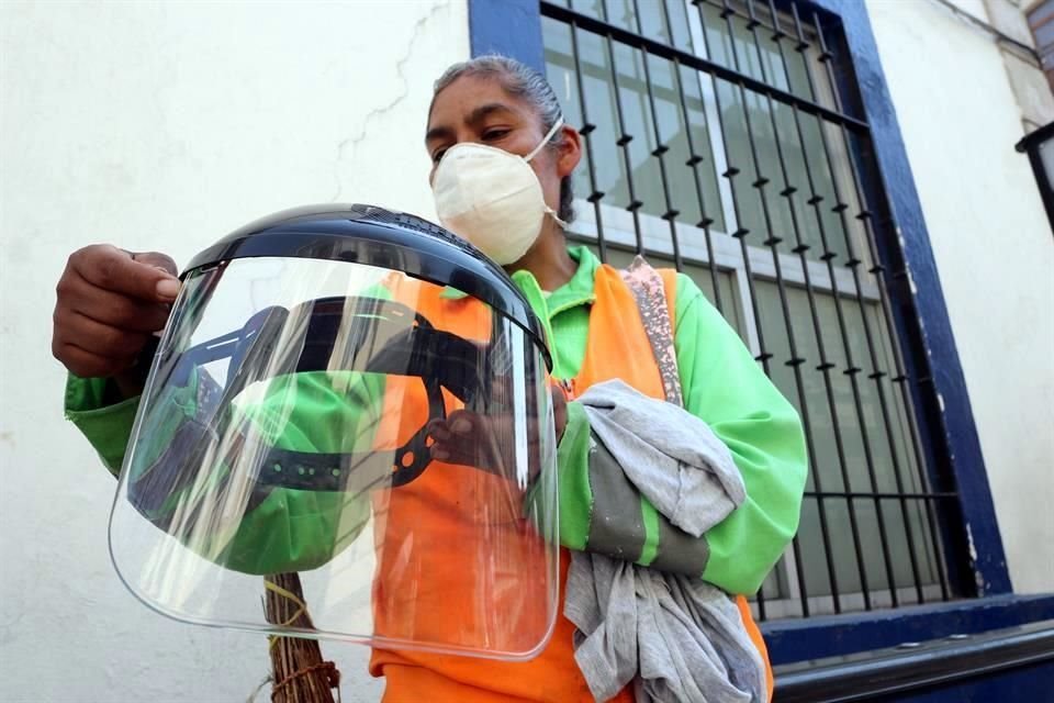 El personal de limpia del Centro se adapta a las nuevas medidas de higiene y se protege ante la pandemia de coronavirus.
