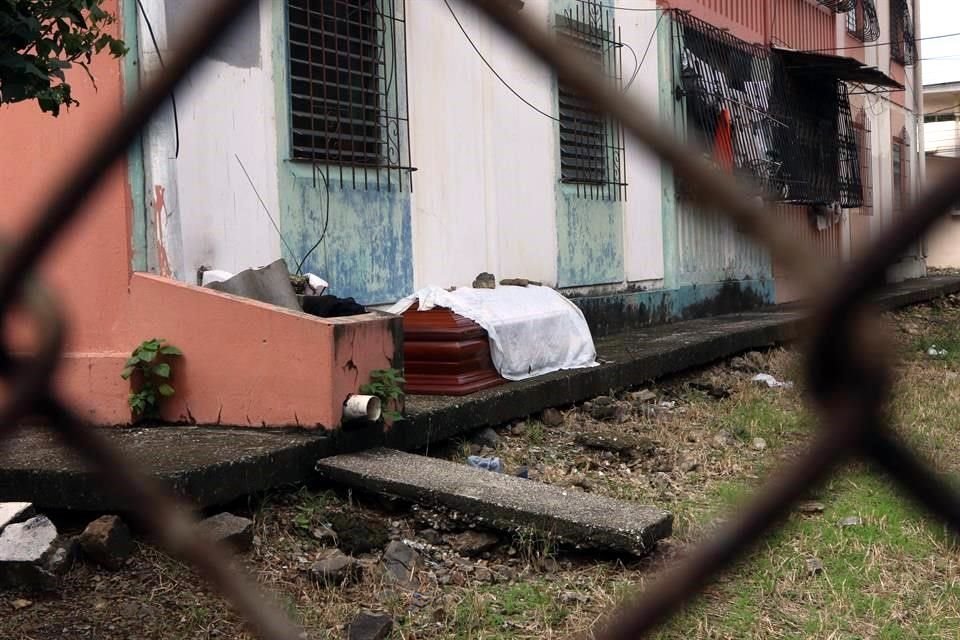 Un féretro con un fallecido que deberá ser recogido por las autoridades para ser enterrado, este miércoles en Guayaquil.