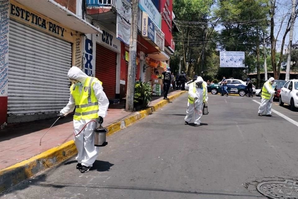 Personal de Cuajimalpa sanitiza calles.
