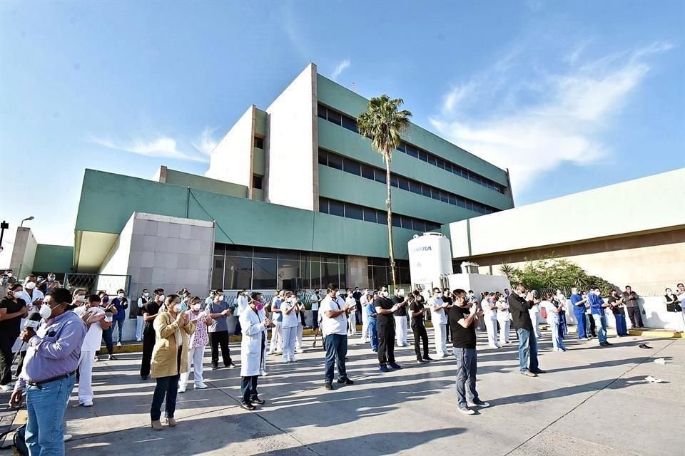 Médicos y enfermeras del Hopital General de Zona No. 7 del IMSS, en Monclova, Coahuila, protestaron ayer frente a sus instalaciones.