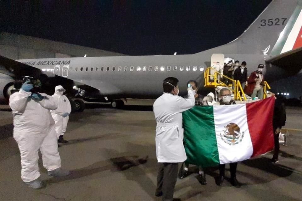 Unos 280 mexicanos que se encontraban varados en Argentina por cierre de fronteras ante Covid-19 arribaron a la CDMX en dos aviones de Sedena.