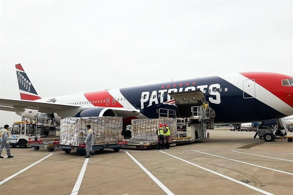 El avión oficial de los Patriotas llegó este jueves a Boston con más de 1 millón de máscaras protectoras.