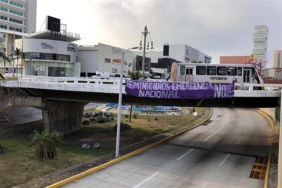 Activistas colocaron una manta alusiva al tema en un puente en Boca del Río.