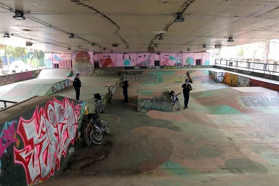 Ante #EmergenciaSanitaria, policías impidieron el acceso a jóvenes que buscaban disfrutar del skatepark en el bajopuente de Circuito Interior y San Cosme.