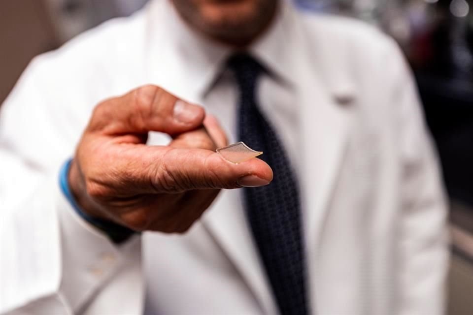 Los científicos usaron un método que consiste en un parche del tamaño de la yema de un dedo con 400 agujas muy pequeñas que administran la vacuna.