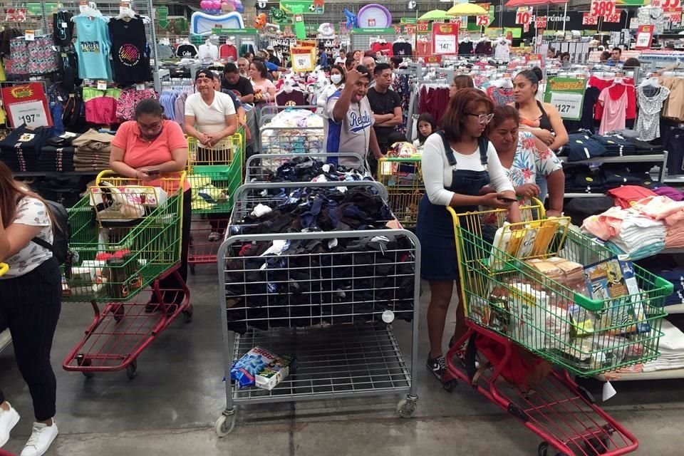 En varios supermercados habían largas filas para pagar los productos y la sana distancia no se respetó como lo recomiendan las autoridades.