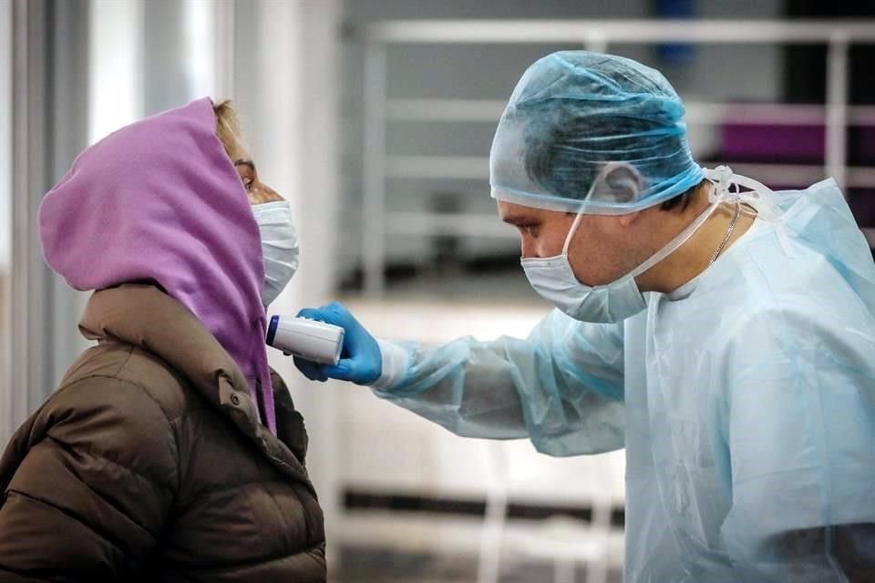 Un médico examina a una mujer en un hospital de Rusia.