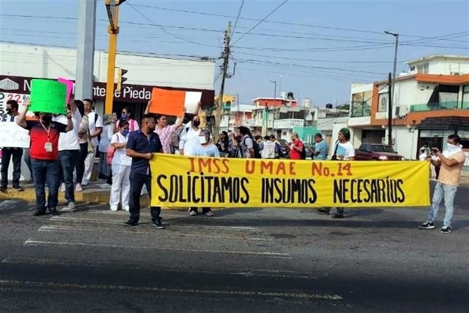 En Veracruz, la protesta se situó en el puerto del mismo nombre, donde integrantes de la Unidad de Alta Especialidad 14 bloquearon con pancartas la Avenida Cuauhtémoc.