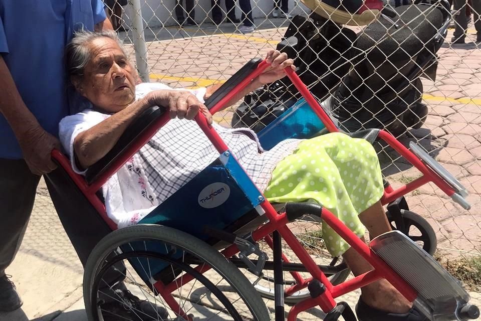 Algunos adultos mayores aguardaban en silla de ruedas.