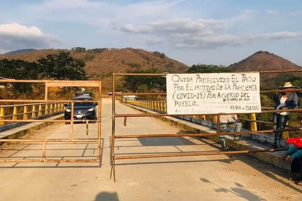 En Santa Bárbara y San Cristóbal, que son dos pueblos de la Sierra, colocaron cartulinas en la entrada en donde le prohíben el paso a la gente de fuera con motivo de la pandemia del coronavirus.