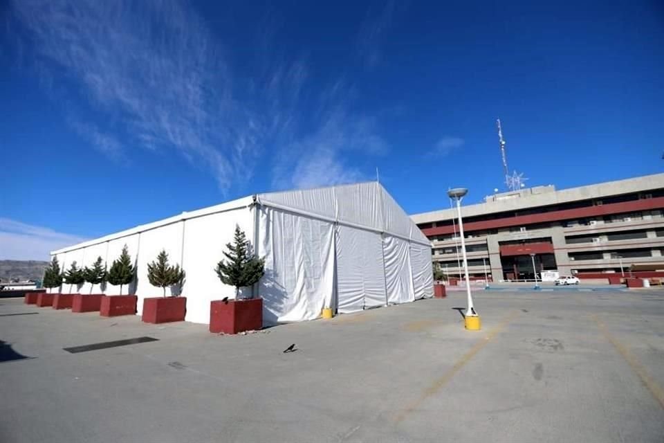 En Ciudad Juárez, autoridades instalaron un hospital móvil en la explanada de la Presidencia Municipal.