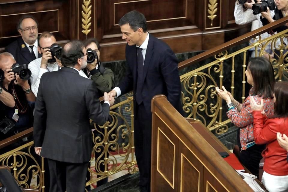 El secretario general del PSOE Pedro Sánchez, saluda a Mariano rajoy, en el hemiciclo del Congreso.